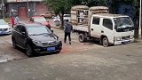 表嫂今天生孩子，都说孩子第一眼见到谁就像谁，我赶紧过去看看