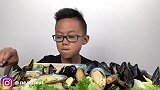 亚裔小型男吃扇贝肉，开心的一餐