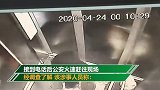 小区保安报警有人电梯里抬尸体？民警到达现场得知真相后脸红