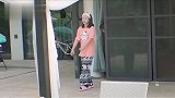 柳岩穿睡衣鬼畜尬舞，偷偷和公园大爷PK，下一秒全场爆笑！