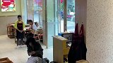 男子进店下跪乞讨被前台女子反制，以跪治跪，太狠了