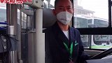 长沙公交司机走出驾驶窗搀扶80岁老兵下车：以前是你保护我们，现在我们保护你老兵 公交司机