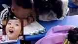 辅导作业这回事无关年龄，小女孩教同桌写作业逐渐崩溃！
