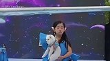小女孩抱狗狗走秀，放下来那一刻全场都绷不住了