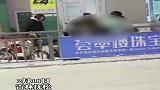 两家人街头互相殴打，只因敲击声音吓到小孩，太没意思了！