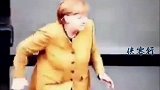 德国总理默克尔演讲结束忘记拿口罩！网友：急忙回去取的样子好可爱