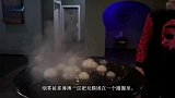 小哥将烟雾吹进泡泡里，泡泡炸开的那一刻真是美轮美奂