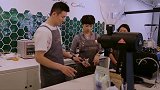蔡赟学习的一天，在咖啡店学习如何拉花