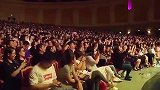岳云鹏控场时刻超强：话筒掉了机智救场，看得台下观众拍腿大笑