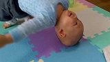个月的宝宝移动方式好像跟别人不太一样，把我看懵了