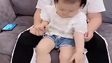 二胎妹妹，相差12岁的哥哥就是这样给妹妹穿鞋的，气死宝宝了