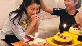 刘恺威出席好友生日派对离婚后鲜露头精神饱满笑容满面