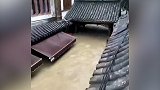 河水暴涨淹没成都黄龙溪古镇景区：街道变河道 积水直逼二楼