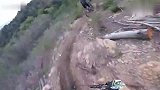 山地车手在法国崎岖的山路上高速下降, 看着心砰砰飚