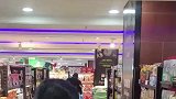 女子逛超市时，掀起衣服狂抓身体