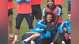团宠马塞洛团欺拉莫斯 皇马训练合影水爷惨遭蹂躏