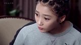 关晓彤出席活动竟靠助理搀扶，可是下巴却大变样