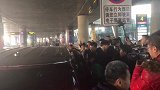 球迷的力量！赵继伟等车离开球迷不离不弃守护身旁