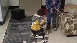 兄弟俩挖地板砖的搞笑操作，我是不是该上家法了！