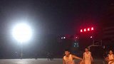 对抗撤步衔接垫步对抗，注意掌握好对抗的时机