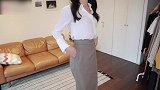 一件白色衬衫加上格子半身裙，妥妥的都市白领气息