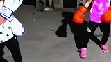 小女孩的躲闪太厉害了，未来的格斗新星