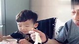 自从生了个儿子，我爸吃饭都这样了，真想跟我爸说“对不起”