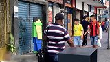 街头恶搞躲在纸盒人里吓人，路人被吓得心脏有点受不了