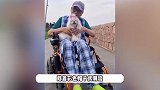 蔡国庆带93岁父亲出游，蔡爸爸靠轮椅代步精神好，父子俩长相神似