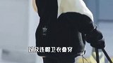 不愧是腿精！杨幂穿黑白毛绒外套，搭黑色打底裤腿部线条一览无遗