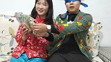 老公想要零花钱，媳妇却让他玩蒙眼抽钱游戏，过程太逗了