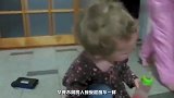 当外宝宝遇上中国土特产，接下来小家伙的反应，老妈笑抽了