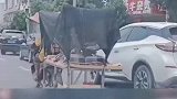 外卖小哥带着老人跑外卖，老人身体不适只能躺在小推车上！
