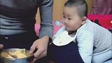 8个月小宝宝不爱吃饭，爸爸无奈使出了这一招，看完忍住别笑！