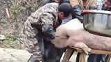 这猪杀不死也给吓死了