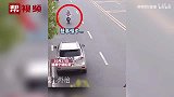 学生骑电动车想心事撞上小车，下一秒人飞出脸着地门牙掉落