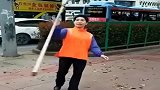 环卫阿姨一把扫帚玩出新高度，这个才艺我竟无力反驳！