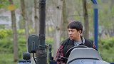 张艺兴接连遇囧事，狼狈摔倒，犁地白忙活拖拉机罢工，幸好有黄磊
