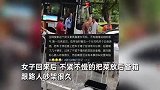 奔驰女司机停车堵了几十辆车,叫嚣“叫交警来贴我”,交警:安排