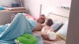 宝宝在旁边看着爸爸熟睡的样子