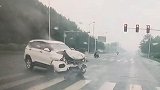 江苏救护车闯红灯被SUV撞翻 交警：事故责任认定中
