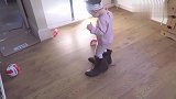 萌爆了！Emilia偷穿大人的鞋子,这憨憨的走姿瞬间被逗笑了