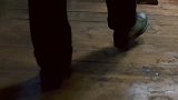 乱世危情：小伙洗澡还不忘拿上手枪，不知枪里没子弹，当场没命