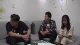 姐姐打工回家，小弟弟不让进门，大弟弟热情招待