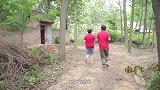 燕子今天过生日，欢欢和小宇特意买了蛋糕和礼物，燕子真幸福