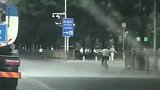 万能洒水车，男子因为后面有洒水车提前分钟到公司上班！