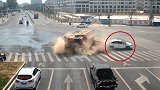 安徽一渣土车撞上小轿车 轿车司机“神操作”毫厘之间逃出生天