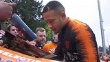 荷兰公开训练日：德容+德佩受球迷追捧 场边签名合影不停