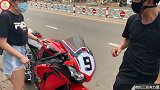 女孩试驾摩友的本田机车，这机车很拉风，她还没骑上就很高兴