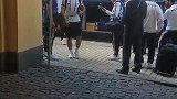 阿根廷抵达驻地酒店 球迷迎接鼓励球员